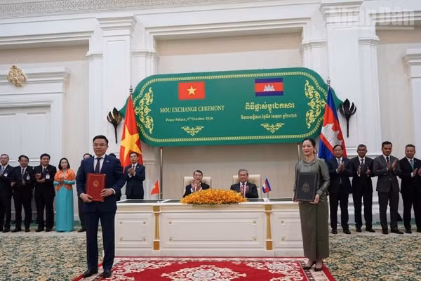 Thủ tướng Lê Minh Hưng và Thủ tướng Campuchia Hun Manet chứng kiến các bộ, ngành, cơ quan của hai nước trao các văn kiện hợp tác. (Ảnh: ĐINH TRƯỜNG)