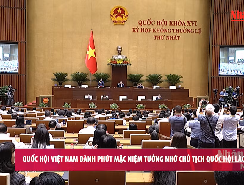 [Video] Quốc hội dành một phút mặc niệm Chủ tịch Quốc hội Lào Saysomphone Phomvihane