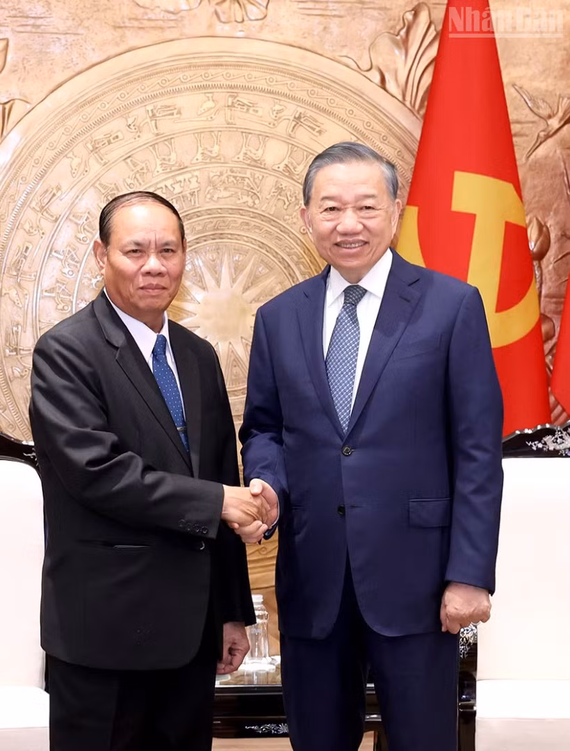 Tổng Bí thư, Chủ tịch nước Tô Lâm tiếp đồng chí Vilay Lakhamphong, Ủy viên Bộ Chính trị, Thường trực Ban Bí thư Trung ương Đảng Nhân dân Cách mạng Lào. (Ảnh: ĐĂNG KHOA)