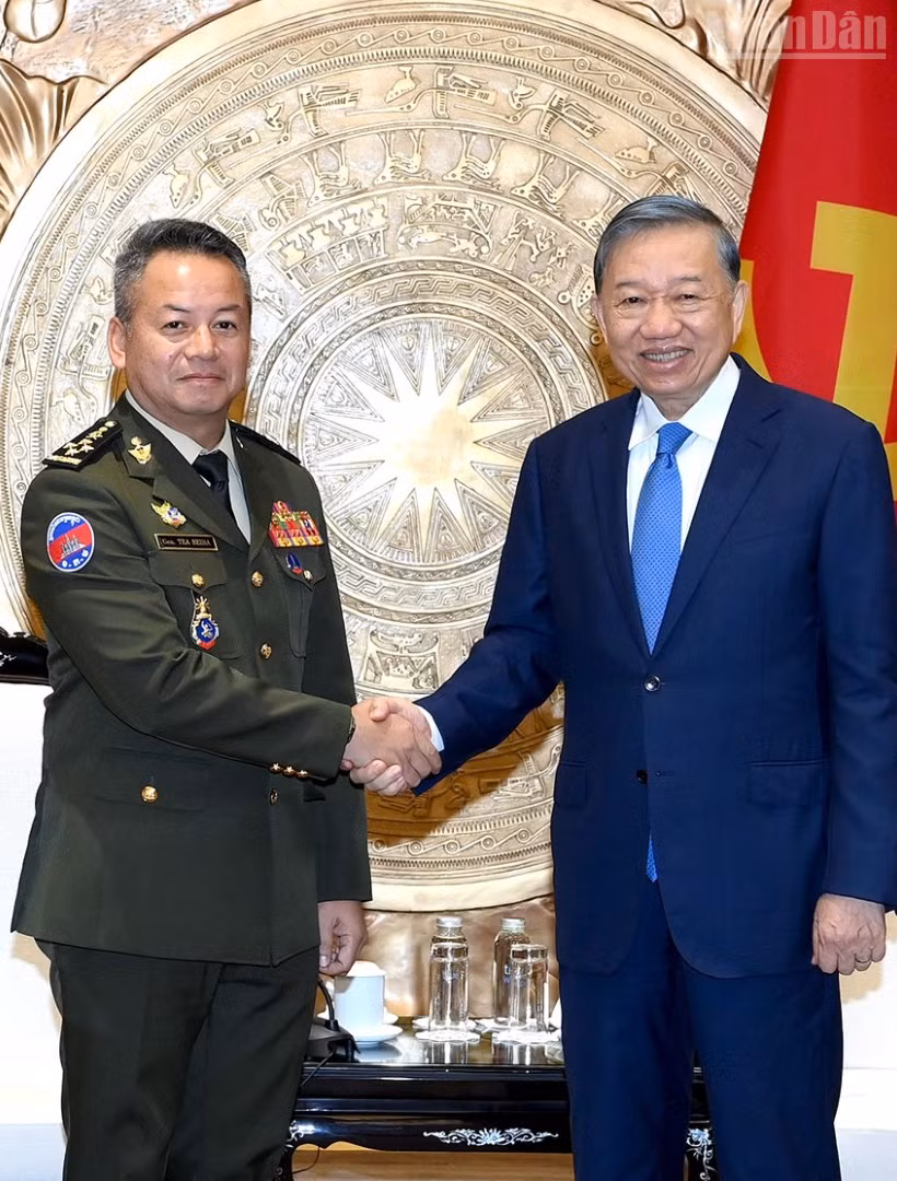 Tổng Bí thư, Chủ tịch nước Tô Lâm và Đại tướng Tea Seiha, Phó Thủ tướng, Bộ trưởng Quốc phòng Vương quốc Campuchia. (Ảnh: ĐĂNG KHOA)