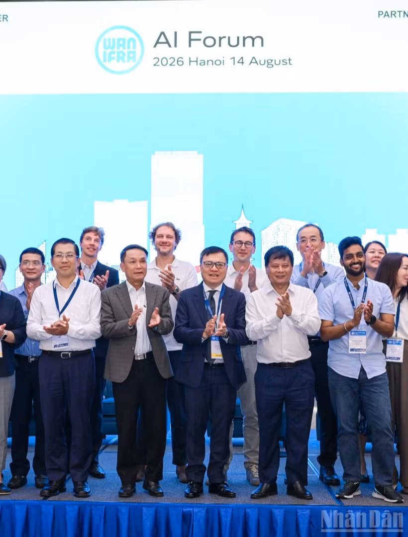 Các đồng chí lãnh đạo Hội Nhà báo Việt Nam và các đại biểu tham dự Diễn đàn Trí tuệ nhân tạo WAN-IFRA 2026.