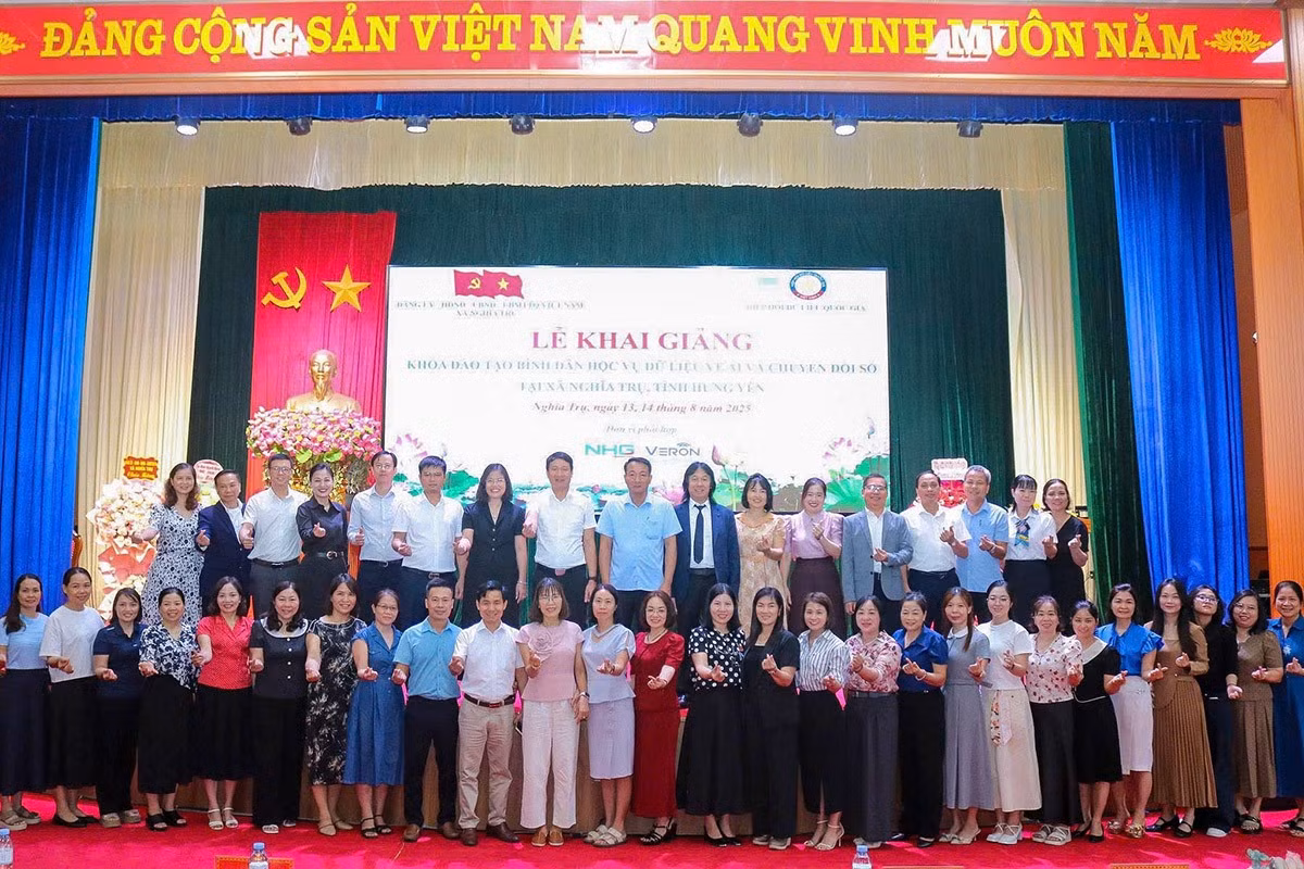 dai-bieu-va-hoc-vien-chup-anh-luu-niem-tai-le-khai-giang.jpg