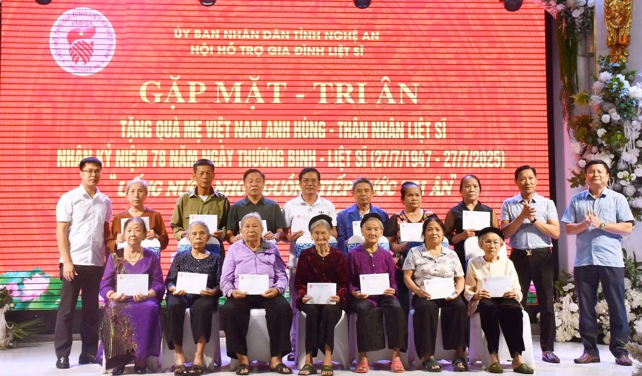 bna-trao-qua-than-nhan-liet-si.jpg