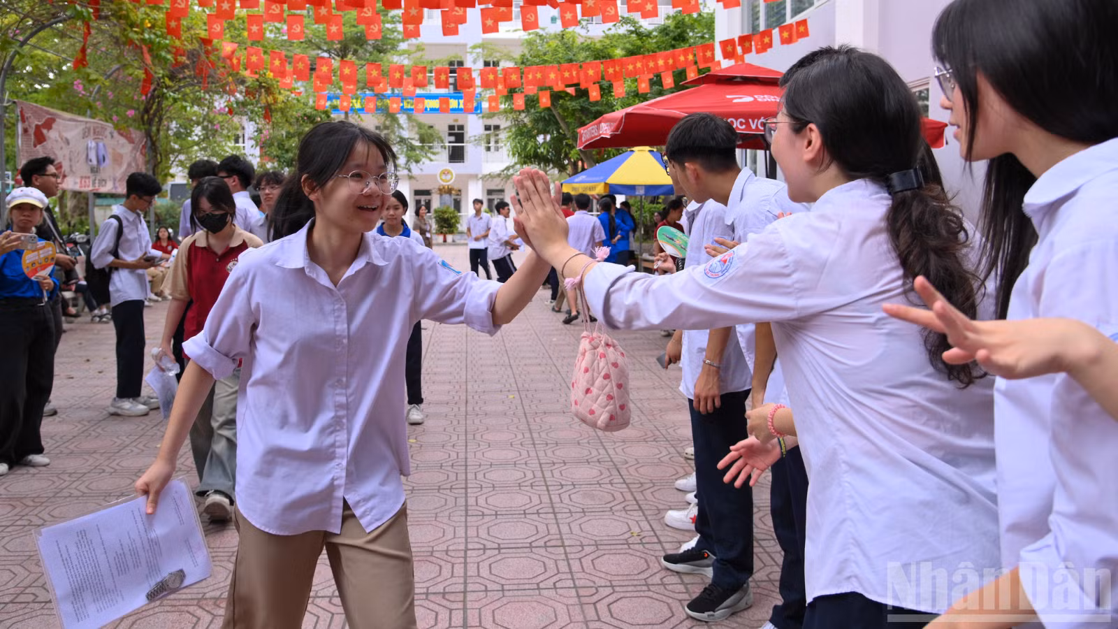 Thí sinh hân hoan bước ra khỏi phòng thi.