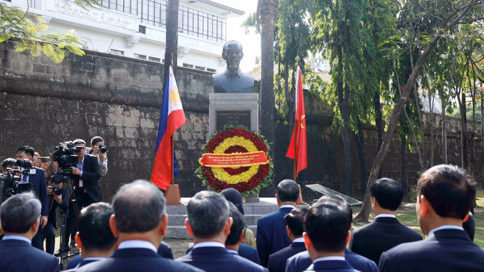Tổng Bí thư, Chủ tịch nước Tô Lâm và Phu nhân cùng đoàn đại biểu cấp cao Việt Nam đến dâng hoa tại Tượng đài Chủ tịch Hồ Chí Minh trong Công viên ASEAN, thành cổ Intramuros. 