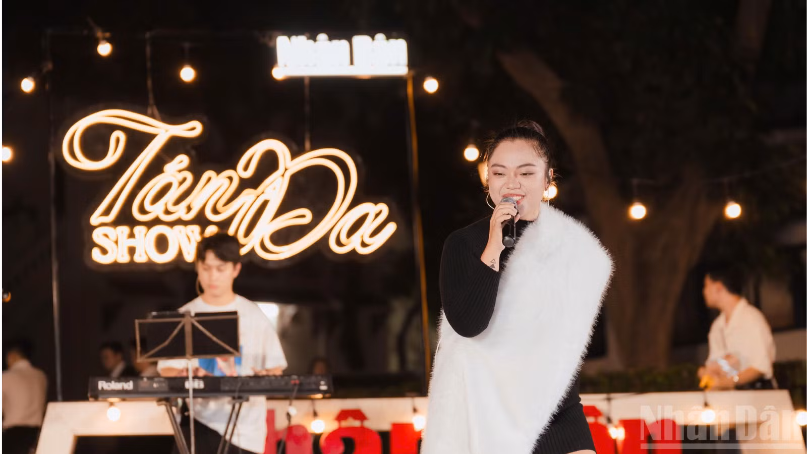 Ca sĩ trẻ Thanh Hiền, nghệ danh Bí đỏ, giọng ca chính của ban nhạc The Magma, chìm đắm trong màn biểu diễn tại chương trình "Tán Đa".