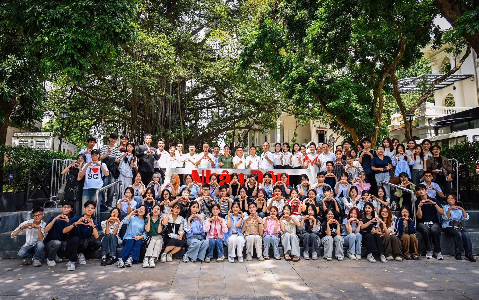 Đồng chí Lê Quốc Minh, Ủy viên Trung ương Đảng, Tổng Biên tập Báo Nhân Dân, Phó Trưởng Ban Tuyên giáo và Dân vận Trung ương, Chủ tịch Hội Nhà báo Việt Nam chụp hình lưu niệm cùng các nghệ sĩ và độc giả. 