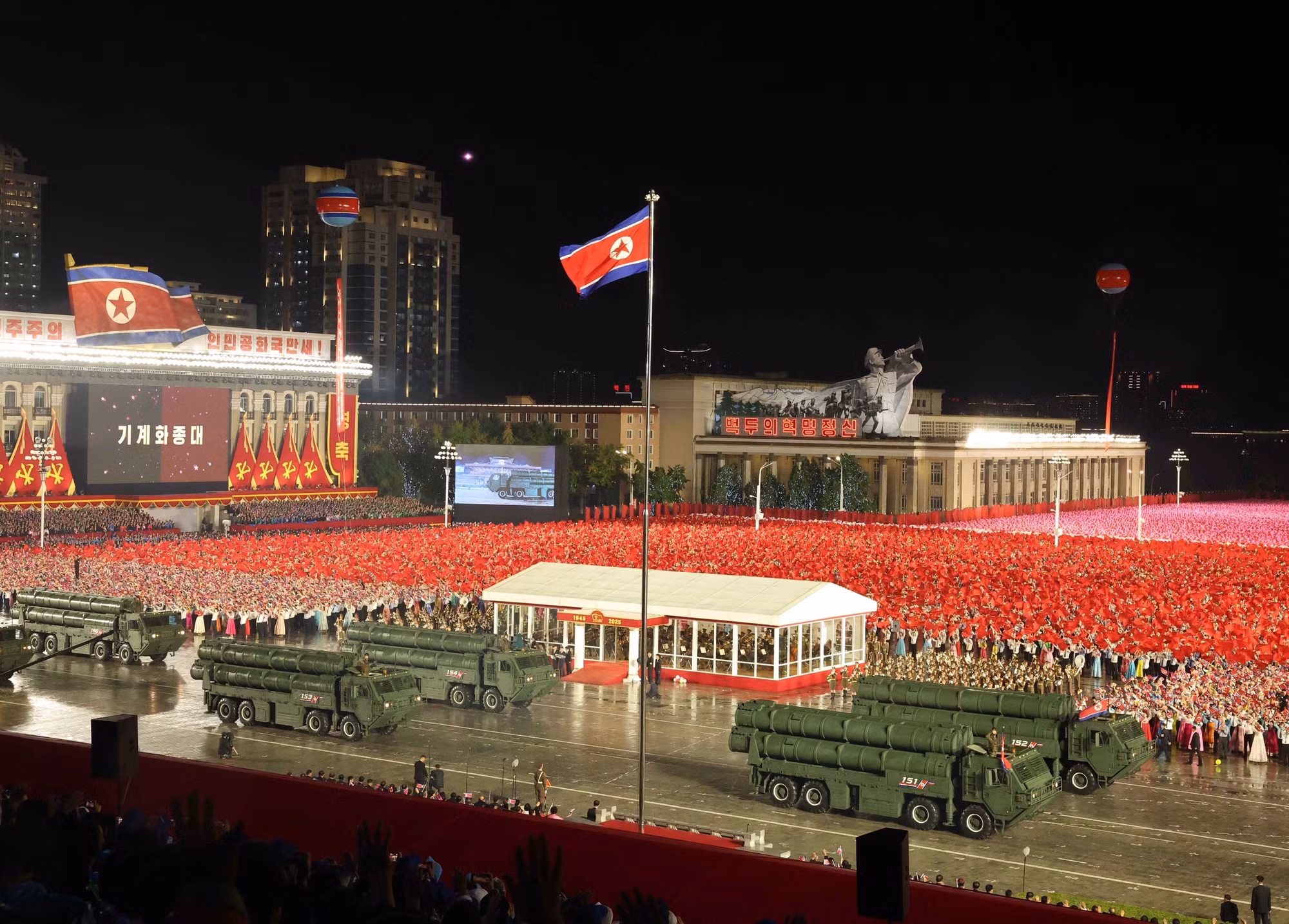 vna-potal-tong-bi-thu-du-le-duyet-binh-ky-niem-80-nam-thanh-lap-dang-lao-dong-trieu-tien-8332004.jpg