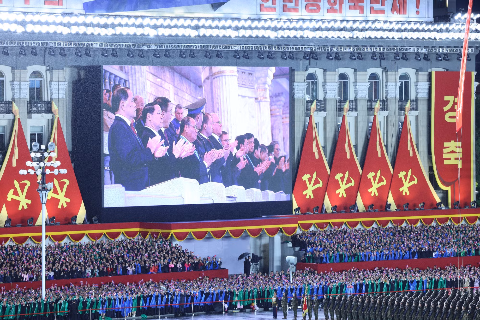 vna-potal-tong-bi-thu-du-le-duyet-binh-ky-niem-80-nam-thanh-lap-dang-lao-dong-trieu-tien-8331996.jpg