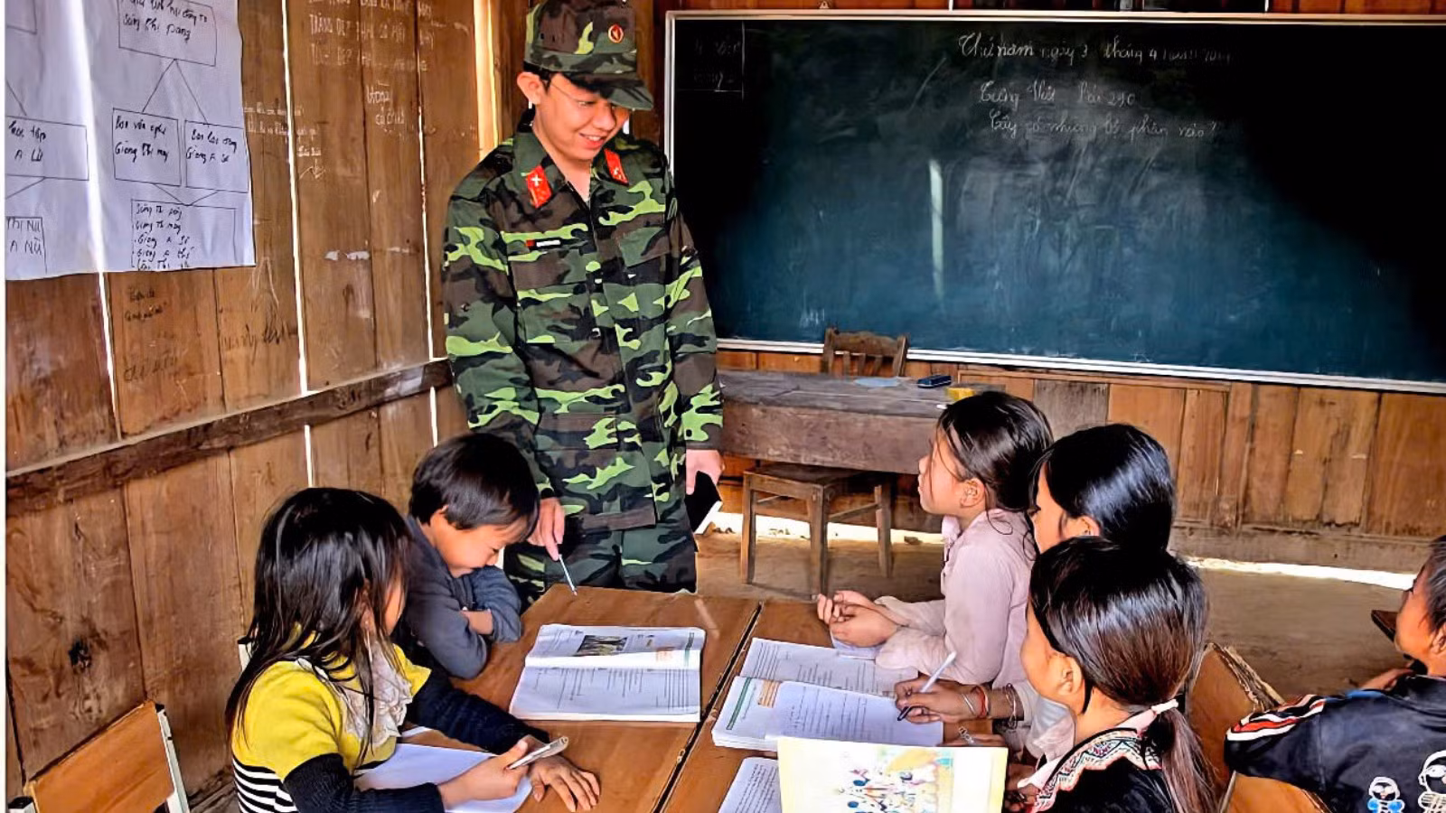 "Thầy giáo" Hoàng Trường Giang trong một tiết giảng dạy cho các học sinh vùng cao.