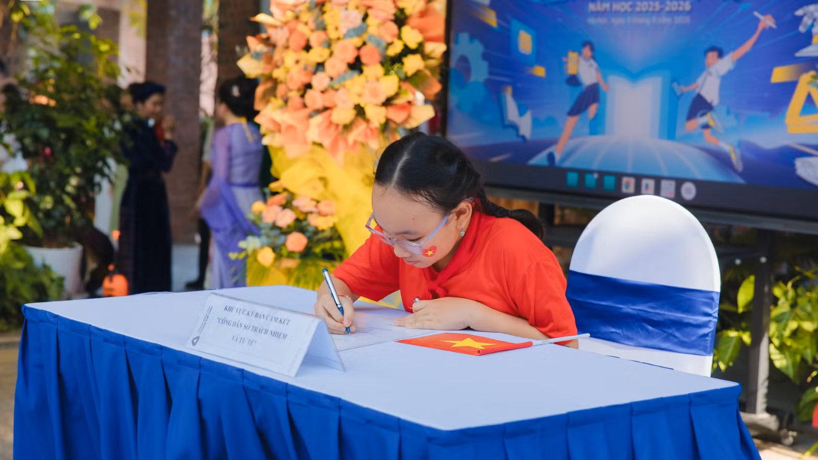 Học sinh ký cam kết "Công dân số trách nhiệm và tử tế" trong Lễ khai giảng năm học 2025-2026. Nhà trường mong muốn, qua cam kết này, gửi gắm thông điệp tới các học sinh: hãy biết ứng xử văn minh, tử tế và có trách nhiệm trên không gian mạng, cũng như trong trường học.
