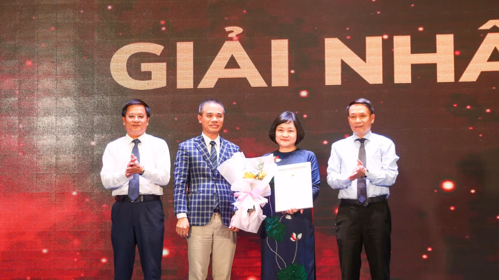 Nữ tác giả Nguyễn Thụy Anh đoạt giải Nhất Cuộc thi viết “Cha và con gái” lần 3 với bài dự thi "Giọng cha".