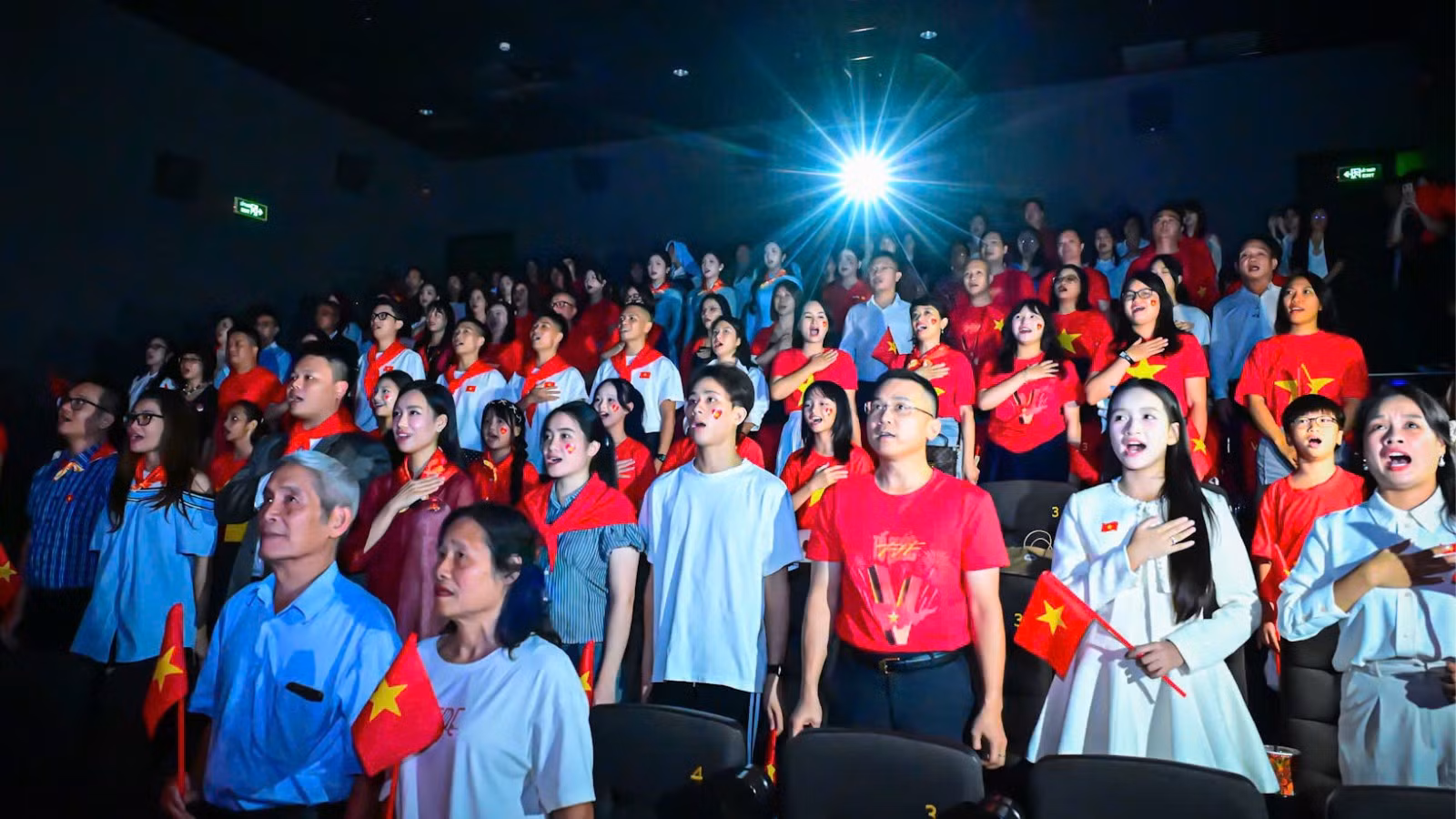 Khoảnh khắc tất cả khán giả cùng hát vang Quốc ca khi được xem lại những thước phim xúc động trong “Tổ quốc trong tim: The Concert Film”.