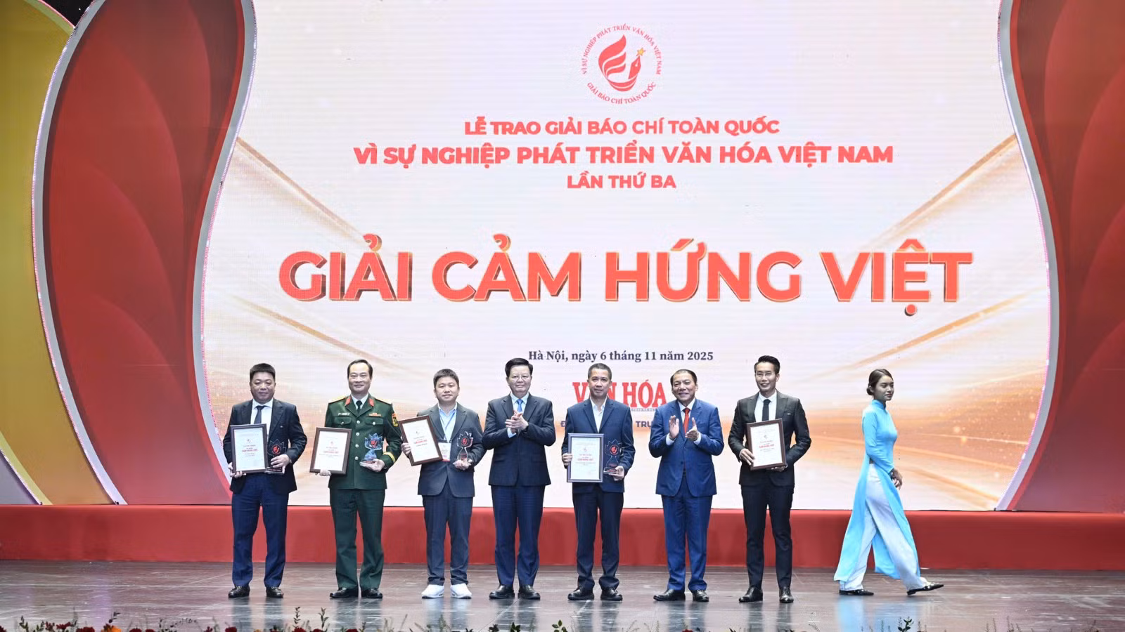Đồng chí Mai Văn Chính, Ủy viên Trung ương Đảng, Phó Thủ tướng Chính phủ và đồng chí Nguyễn Văn Hùng, Ủy viên Trung ương Đảng, Bộ trưởng Văn hóa, Thể thao và Du lịch trao giải "Cảm hứng Việt"cho các tập thể, cá nhân xuất sắc. Báo Nhân Dân giành giải Đặc biệt Giải "Cảm hứng Việt".