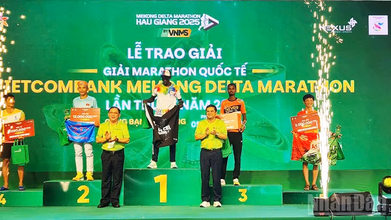 Trao giải cho các vận động viên nam ở cự ly 42km.