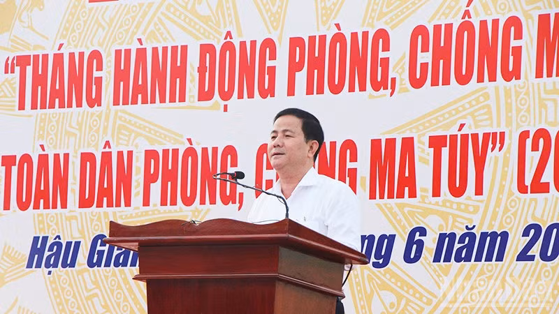 Chủ tịch Ủy ban nhân dân tỉnh Hậu Giang, Trần Văn Huyến phát biểu chỉ đạo tại lễ mít-tinh.