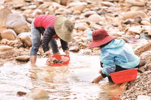 Người dân xã Đakrông tự phát đào, đãi vàng sa khoáng theo phương pháp thủ công trên sông Đakrông.