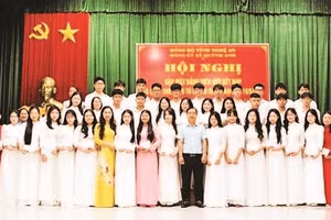 Đảng ủy xã Quỳnh Anh gặp mặt đảng viên mới kết nạp và quần chúng ưu tú chuẩn bị kết nạp Đảng.