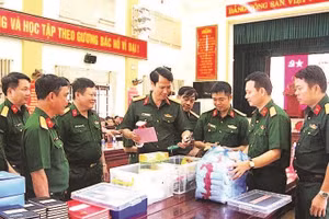 Ban Chỉ đạo về tìm kiếm, quy tập và xác định danh tính hài cốt liệt sĩ Quân khu 4 kiểm tra vật chất phục vụ nhiệm vụ tìm kiếm, quy tập hài cốt liệt sĩ tại Lào (Ảnh HIẾU MINH)