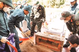 Các lực lượng tổ chức lấy mẫu, số hóa thông tin và bàn giao mẫu hài cốt liệt sĩ tại Nghĩa trang Liệt sĩ Cam Lộ (Ảnh HIẾU MINH)