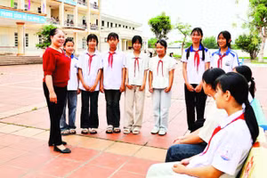 Bà Lương Thị Tuyết, Chủ nhiệm Câu lạc bộ hát nhà tơ xã Đầm Hà thường xuyên dạy các cháu học sinh Trường THCS Đại Bình hát.