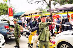 Lực lượng bảo vệ an ninh, trật tự cơ sở tham gia điều tiết giao thông giờ cao điểm.