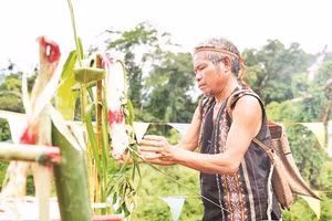 Già làng Xơ Đăng làm lễ khai rừng.