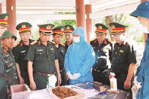 Đoàn công tác Bộ Tư lệnh Quân khu 4 thăm, động viên lực lượng đang lấy mẫu tại Nghĩa trang liệt sĩ quốc gia Đường 9 (Ảnh HIẾU MINH)