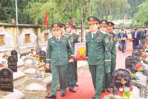 Lực lượng vũ trang Thanh Hóa di chuyển, an táng hài cốt liệt sĩ tại Nghĩa trang quốc tế Đồng Tâm.