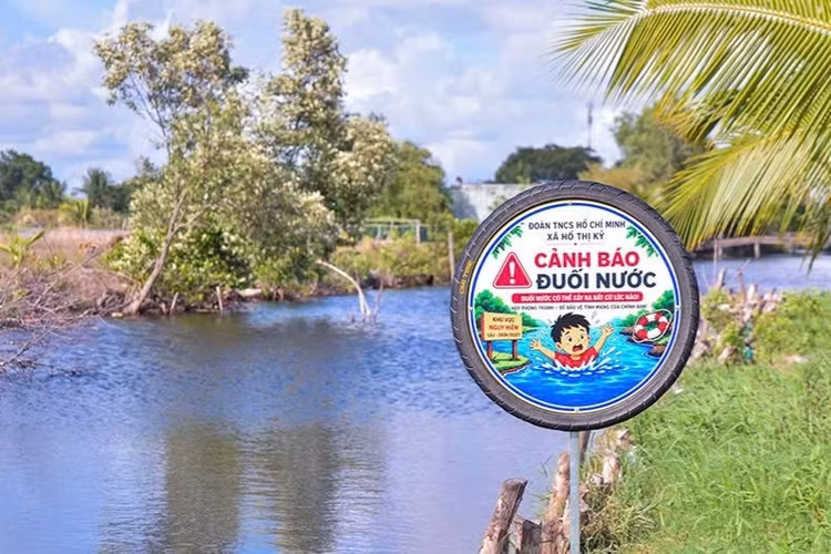 Tấm biển cảnh báo nguy cơ đuối nước làm từ lốp xe ở xã Hồ Thị Kỷ. Ảnh: Trịnh Hải