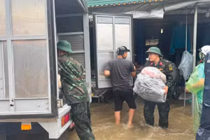 Lực lượng quân sự Lạng Sơn hỗ trợ vận chuyển hàng hóa. (Ảnh: QSLS)