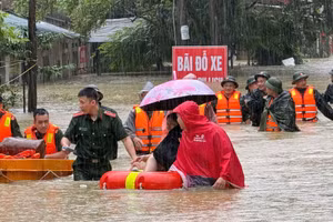 Lực lượng Công an Lạng Sơn hỗ trợ nhân dân ứng phó với diễn biến thời tiết xấu. (Ảnh: CALS)