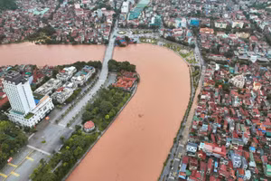 Khu vực bờ sông Kỳ Cùng, trung tâm tỉnh Lạng Sơn bị ngập úng cục bộ tại nhiều điểm. (Ảnh: Duy Dũng)