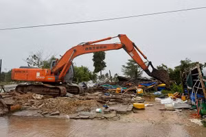 Phương tiện thực hiện cưỡng chế, thu hồi diện tích đất vi phạm ở Phú Quốc. (Ảnh: HOÀNG DUNG)