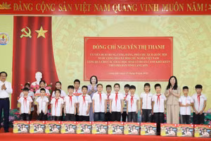 Đồng chí Phó Chủ tịch Quốc hội và lãnh đạo tỉnh Lạng Sơn tặng quà cho học sinh. (Ảnh: VĂN ĐẠT)