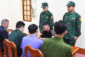 Đối tượng Đức tại Đồn Biên phòng cửa khẩu Hữu Nghị. (Ảnh: LN)