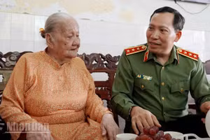Thượng tướng Lê Văn Tuyến đến thăm gia đình Mẹ Việt Nam Anh hùng Đặng Thị Liễu, ở phường Rạch Giá.