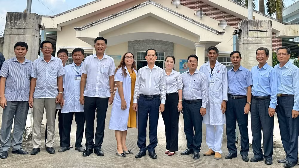 Đồng chí Hồ Thanh Thủy (giữa), Phó Bí thư Tỉnh ủy Cà Mau và các đồng chí lãnh đạo tỉnh thăm Trạm Y tế phường Vĩnh Trạch. 