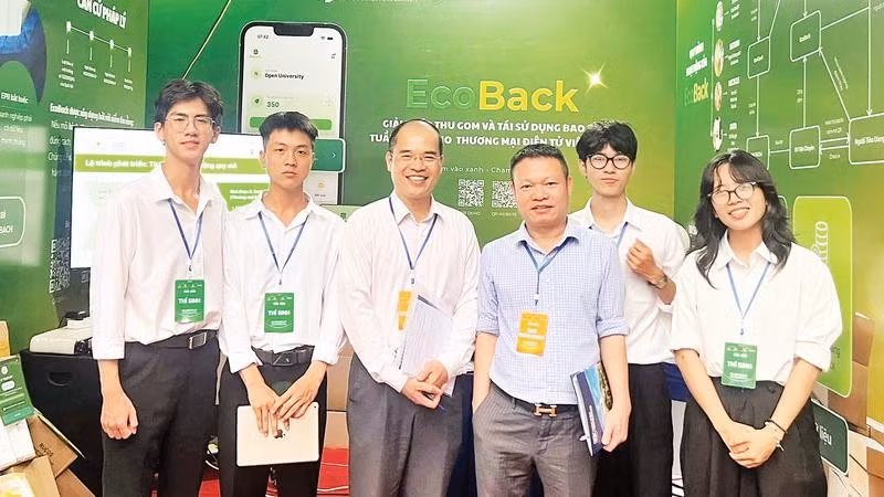 Sinh viên Trường đại học Mở Thành phố Hồ Chí Minh được đánh giá cao với dự án khởi nghiệp EcoBack (Ảnh CTV)