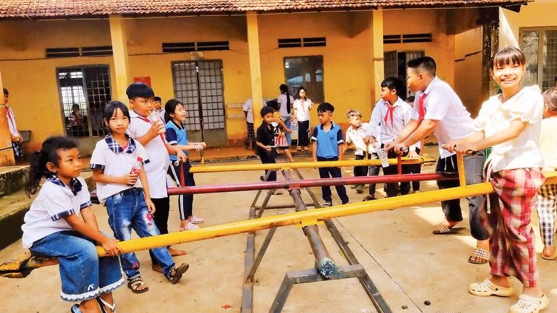 Một sân chơi cho học sinh tại Trường tiểu học Đắk Á, xã Bù Gia Mập đầu tư từ nguồn xã hội hóa.