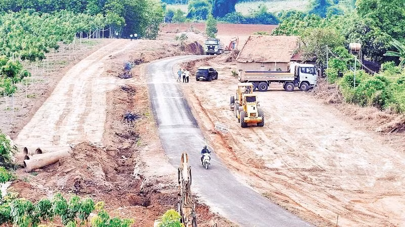 Đơn vị thi công triển khai làm đường ngay khi nhân dân xã Tân Lợi đồng thuận hiến đất mở rộng đường.