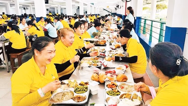 Công nhân Công ty cổ phần Teakwang Mộc Bài dùng cơm giữa ca do doanh nghiệp tổ chức.