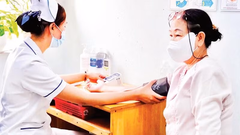 Khám bệnh tại Phòng khám nghĩa tình Linh Xuân.