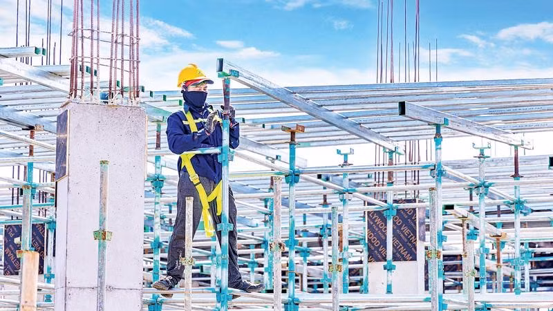 Công nhân thi công trên công trường được trang bị bảo hộ an toàn lao động đúng quy chuẩn.