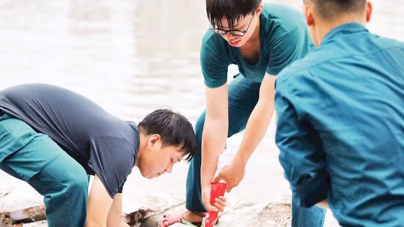 Gia cố kè và chống sạt lở ở Khu vực bán đảo Thanh Đa, một rốn ngập kéo dài đang được thành phố lên phương án đầu tư chỉnh trang hạ tầng đô thị (Ảnh THẾ ANH)