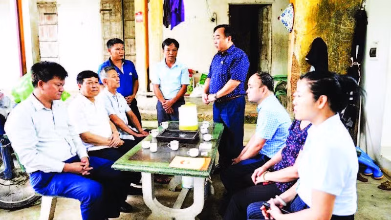 Đoàn công tác của Ủy ban Mặt trận Tổ quốc thành phố Hà Nội thăm, tặng quà hộ gia đình có hoàn cảnh khó khăn trên địa bàn xã Trần Phú.
