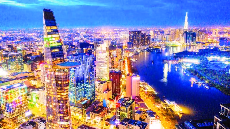 Một góc Thành phố Hồ Chí Minh về đêm. (Ảnh HOÀNG TRIỀU)