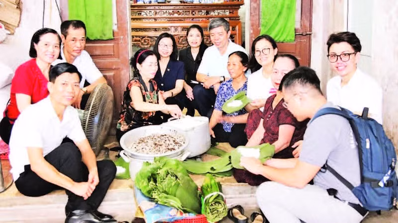 Bà Đỗ Thị Sâm (áo nâu) cùng các thành viên Câu lạc bộ LTHTGN thôn Đoài Khê, Hội Phụ nữ và các tình nguyện viên xã Đan Phượng.