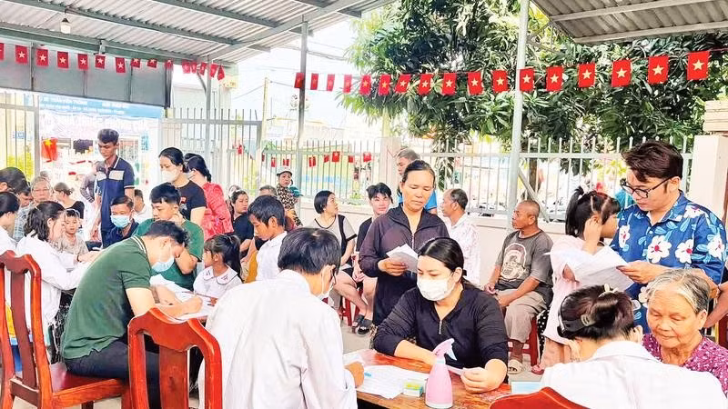 Người dân xã Xuân Thới Sơn đến điểm khám sức khỏe trong dịp nghỉ lễ Quốc khánh 2/9.