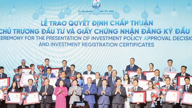 Lãnh đạo tỉnh Tây Ninh trao Quyết định chấp thuận chủ trương đầu tư và giấy chứng nhận đăng ký đầu tư cho doanh nghiệp Tây Ninh tổ chức Lễ khởi công động thổ các công trình, dự án tại hội nghị xúc tiến đầu tư năm 2026.